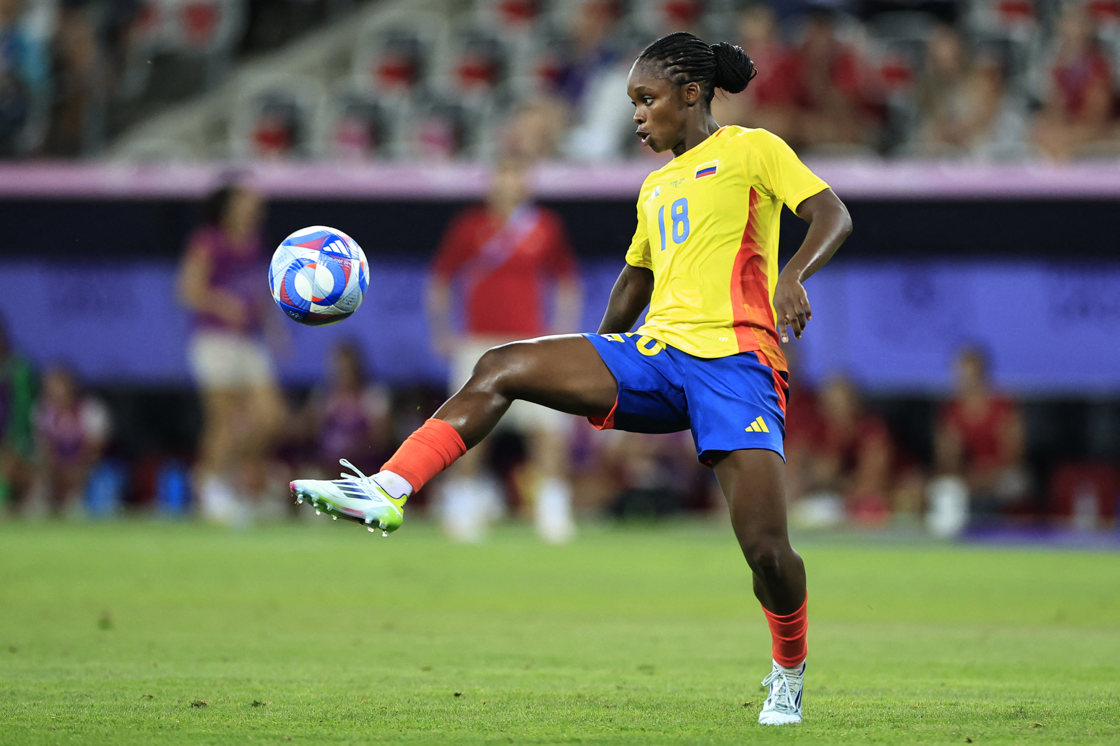 La delantera colombiana #18 Linda Caicedo controla el balón durante el partido de fútbol femenino del grupo A entre Colombia y Canadá de los Juegos Olímpicos de París 2024 en el Estadio de Niza en Niza el 31 de julio de 2024. (Foto de Valery HACHE / AFP)