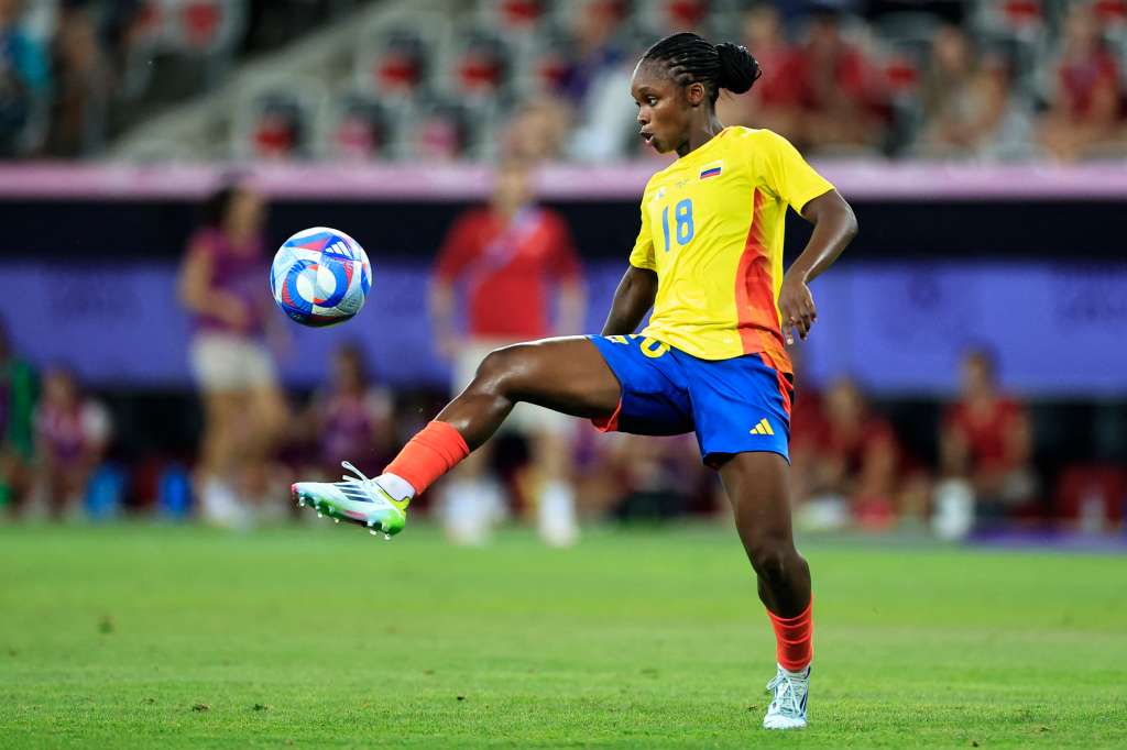 La delantera colombiana #18 Linda Caicedo controla el balón durante el partido de fútbol femenino del grupo A entre Colombia y Canadá de los Juegos Olímpicos de París 2024 en el Estadio de Niza en Niza el 31 de julio de 2024. (Foto de Valery HACHE / AFP)