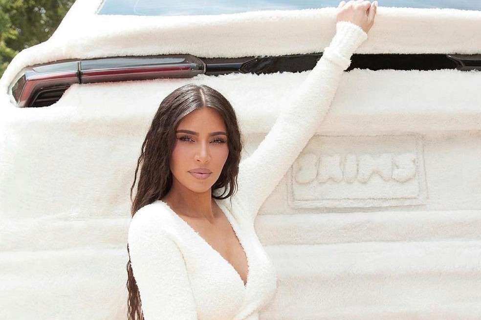 Kim Kardashian forró su Lamborghini con peluche.