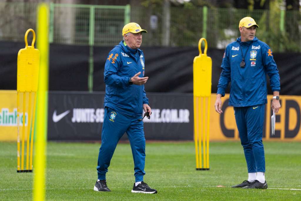 GOYANG (Korea, Republic Of), 07/10/2025.- Brazil national team coach Carlo Ancelotti (L) attends a training session at Goyang Stadium in Goyang, Gyeonggi-do Province, South Korea, 07 October 2025. Brazil is preparing for an upcoming friendly match against South Korea at the Sangam World Cup Stadium in Seoul on 10 October. (Futbol, Amistoso, Mundial de Fútbol, Brasil, Corea del Sur, Seúl) EFE/EPA/JEON HEON-KYUN