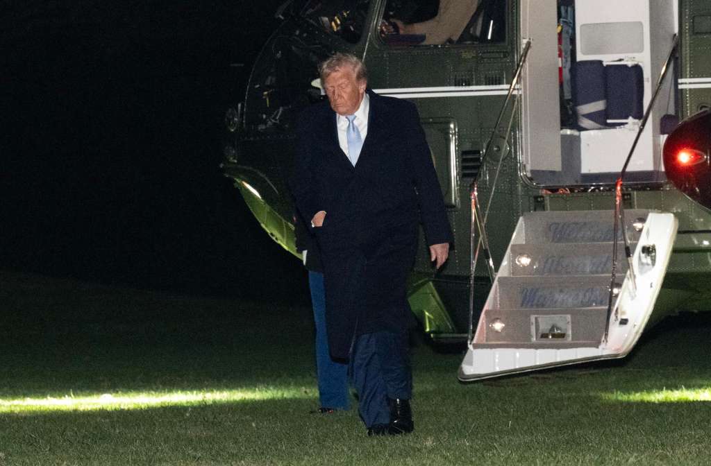 WASHINGTON (United States of America), 17/11/2025.- US President Donald J Trump walks on the South Lawn of the White House after returning from a weekend in West Palm Beach, Florida, in Washington, DC, USA, 16 November 2025. EFE/EPA/RON SACHS

