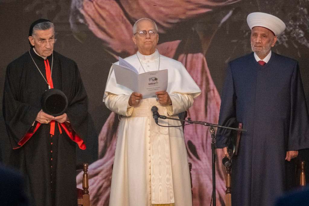 GRAF5693. BEIRUT (LÍBANO), 01/12/2025.- El papa León XIV mantiene un encuentro intereligoso con representantes de distintas religiones del país en la Plaza de los Mártires en Beirut. El papa León XIV acudió este lunes al monasterio de Annaya, en Líbano, donde se encuentra la tumba del santo eremita Charbel y rezó por la paz en el Líbano y en todo Oriente Medio, en el segundo día de visita a este país tras su primera escala en Turquía. EFE / Edgar Gutiérrez