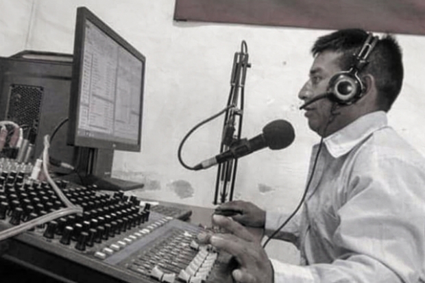Abelardo Liz, reportero de la emisora indígena Nación Nasa