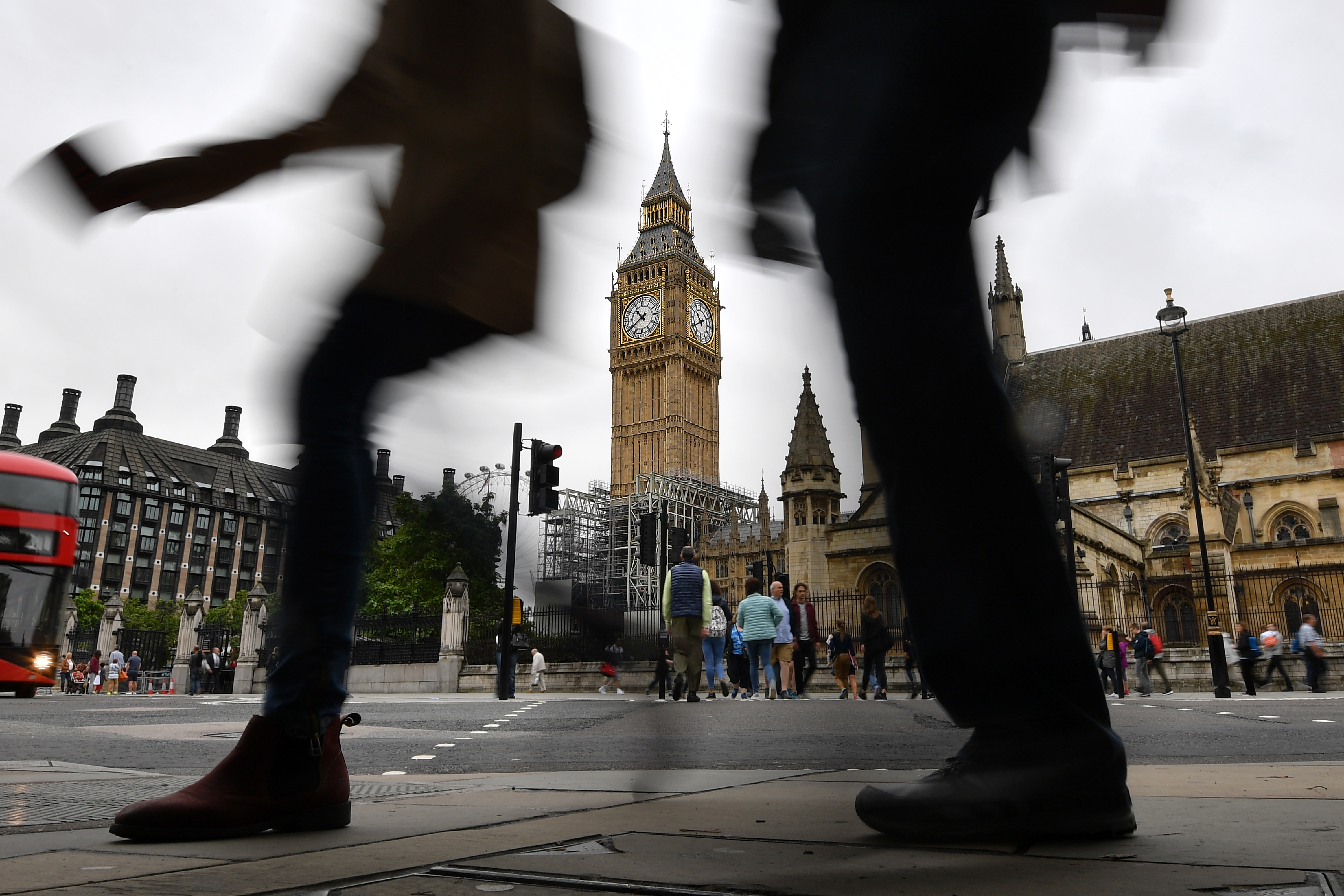 La mayoría de las directivas del Banco de Inglaterra coinciden en que las tasas tendrían que volver a subir para mantener la inflación bajo control.