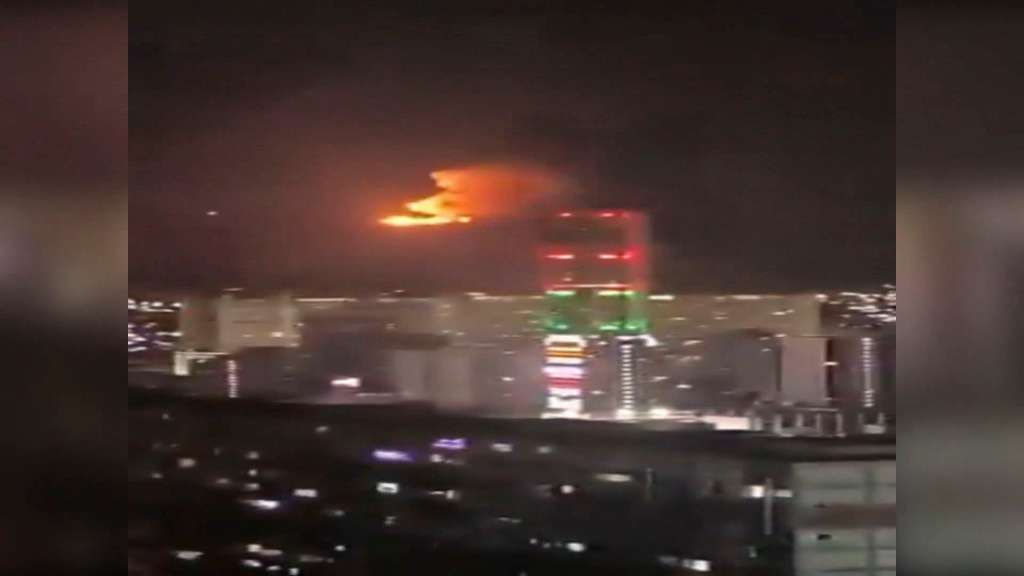 Caracas, 03/01/2026.- Varias detonaciones y explosiones en la madrugada de este sábado en Caracas, en unos momentos en que Venezuela ha denunciado "amenazas" del Gobierno del presidente de Estados Unidos, Donald Trump, por el despliegue militar en el Caribe y las advertencias de ataques terrestres. EFE/Redes Sociales -SOLO USO EDITORIAL/SOLO DISPONIBLE PARA ILUSTRAR LA NOTICIA QUE ACOMPAÑA (CRÉDITO OBLIGATORIO)- NO VENTAS