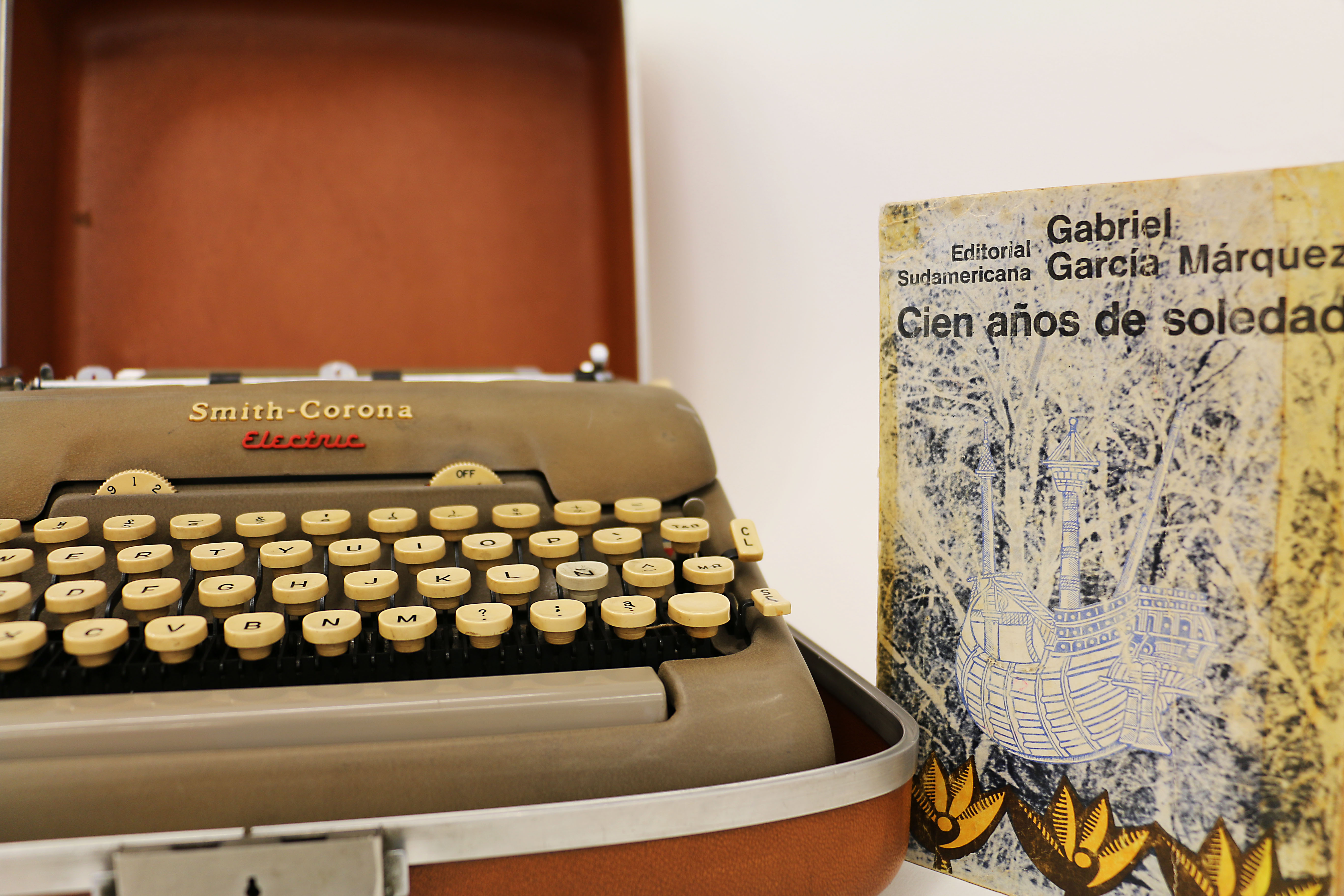 Los objetos entregados a García Márquez por su Nobel de literatura, además de la máquina de escribir con la que escribió Cien años de soledad, junto con su primera edición, están bajo custodia de la Biblioteca Nacional de Colombia (BNC) como parte del patrimonio de los colombianos.
