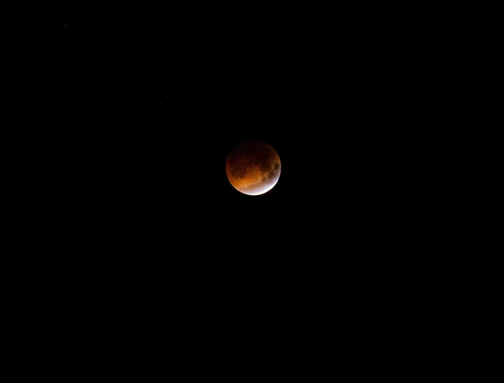 Por la hora del eclipse, pasado el amanecer, desde Colombia fue difícil tener condiciones adecuadas para la observación.