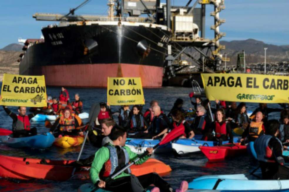 Los ecologistas accedieron en kayaks al puerto de la central térmica de Endesa en Carboneras, en Almería. / EFE