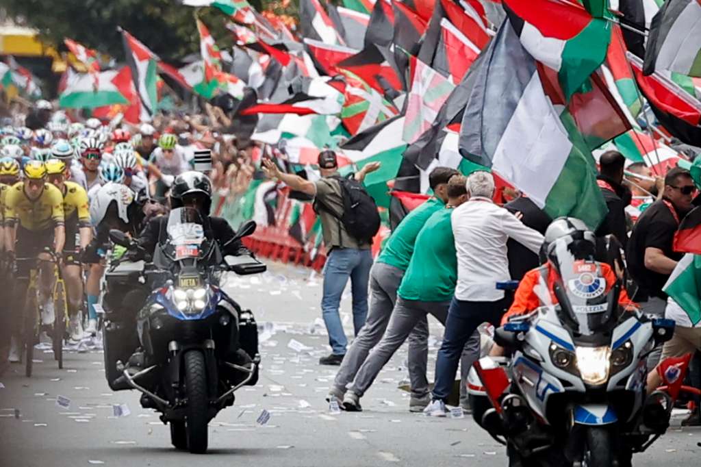 BILBAO, 03/09/2025.- La iniciativa Gernika Palestina ha invadido este miércoles un tramo de la Gran Vía de Bilbao al paso de la Vuelta ciclista por la capital vizcaína en protesta por la participación del equipo Israel Premier Tech y en apoyo a Palestina por lo que ha tenido que intervenir la Ertzaintza. EFE/Miguel Toña