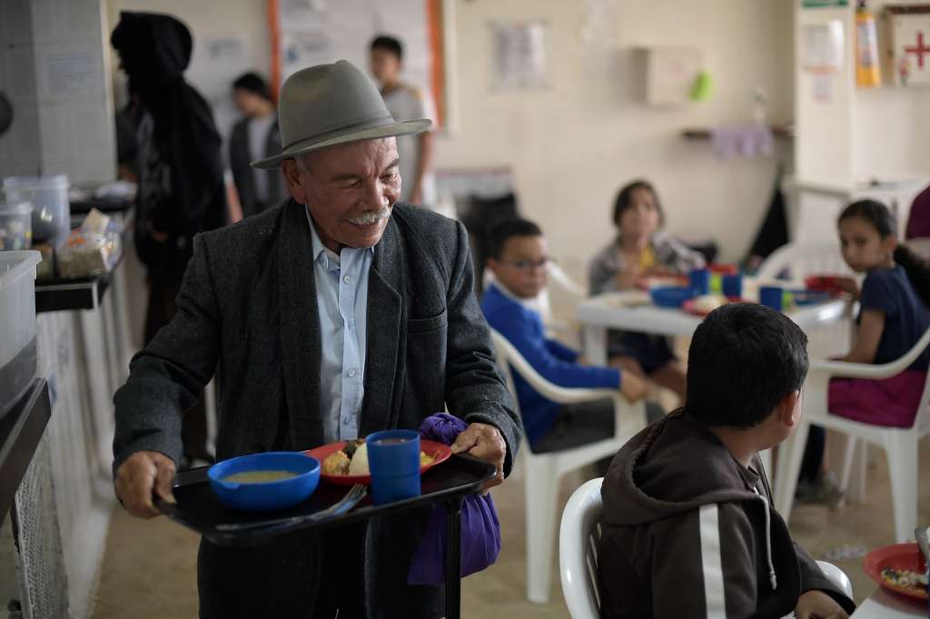 Don Gabriel, 87 años, en el comedor comunitario del barrio Pardo Rubio, uno de los tres ubicados en Chapinero.