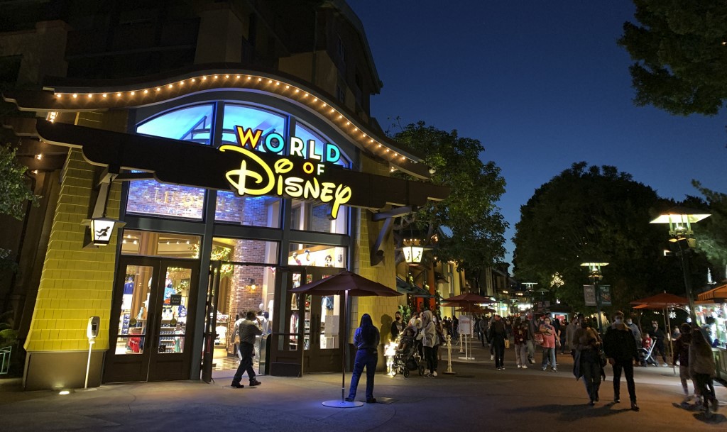 Para ver las películas en Disney+ habrá que abonar un cargo extra que se sumará a la tarifa mensual del servicio y que en EE.UU. es de 30 dólares, aunque varía en cada país.