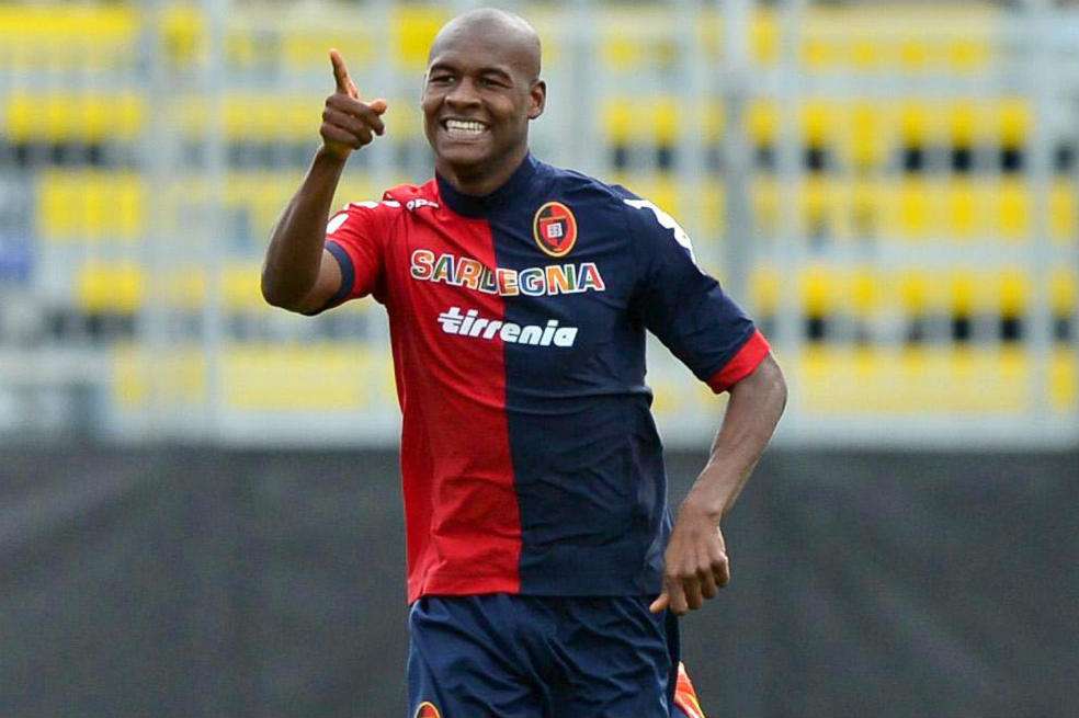 Víctor Ibarbo celebra su tripleta con la camiseta del Cagliari. / EFE