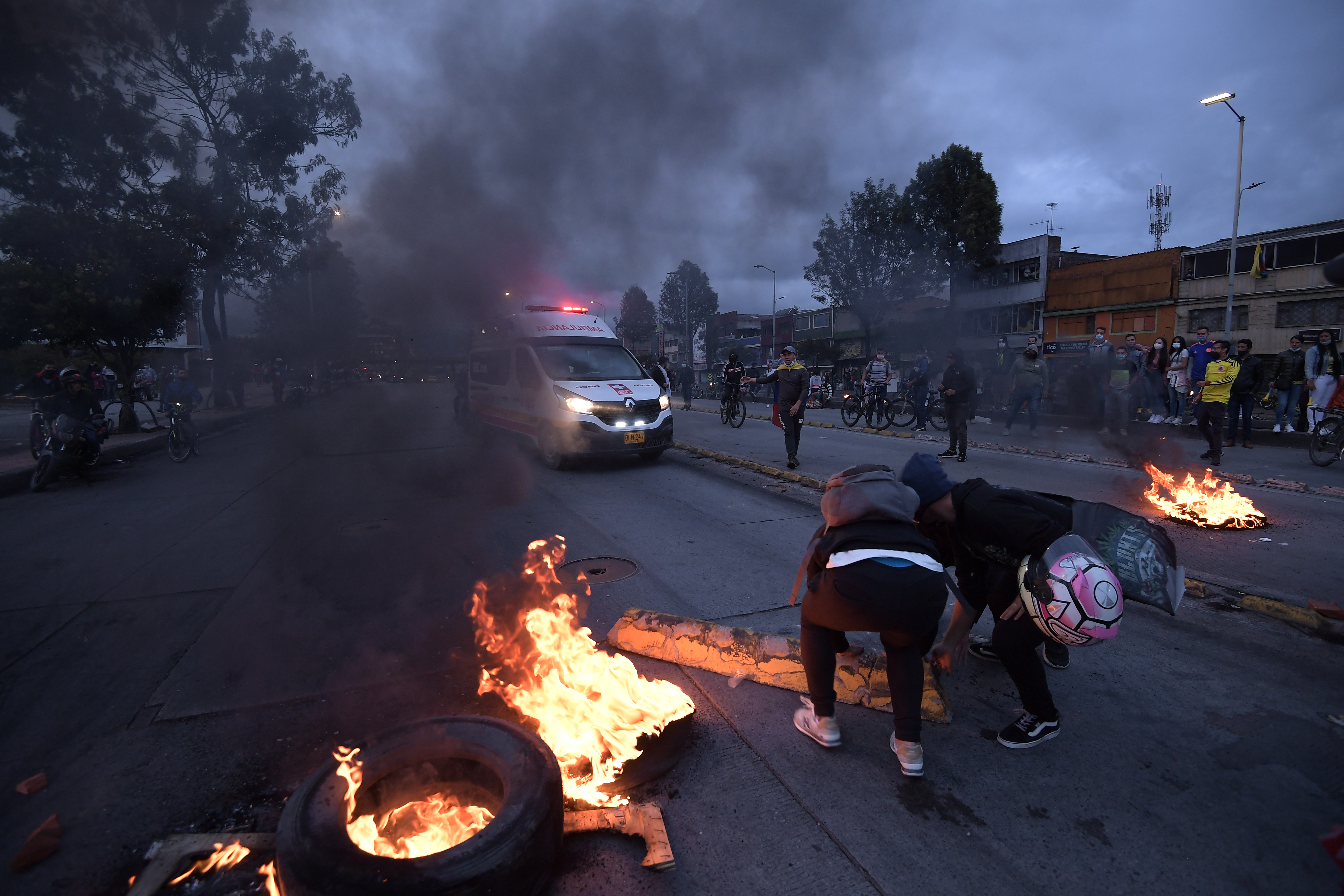 Octava jornada de manifestaciones, protestas y disturbios entre ciudadanos y el ESMAD, realizados en el Monumento a los Héroes y en el barrio Venecia.