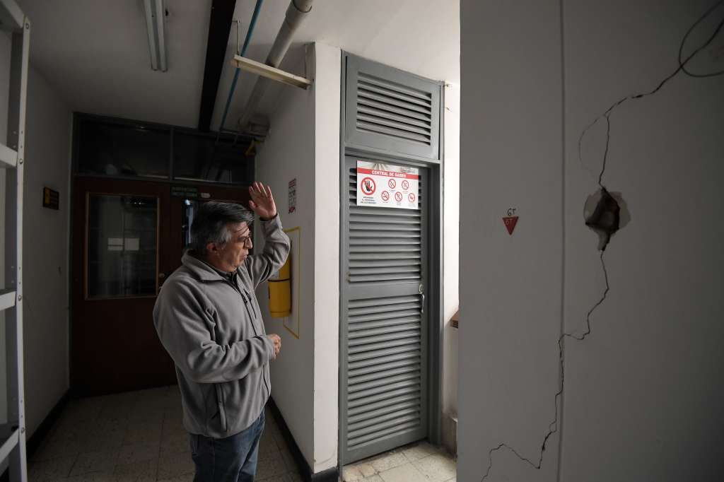 Recorrido por el departamento de Farmacia de la Universidad Nacional, sede Bogotá; se observa deterioro y grietas.