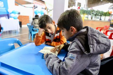 Abren cinco puntos de lectura en plazas de mercado de Bogotá