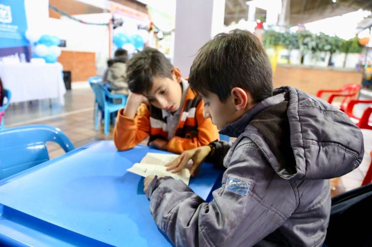Abren cinco puntos de lectura en plazas de mercado de Bogotá