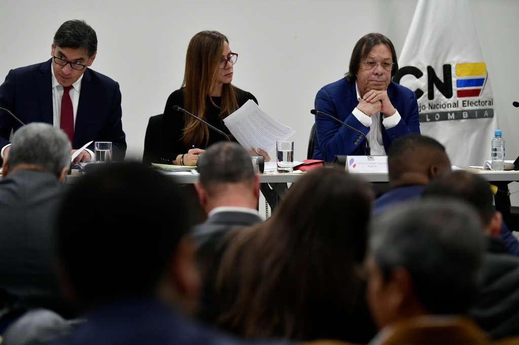 Los magistrados Álvaro Hernán Prada; Maritza Martínez y César Augusto Lorduy, en la audiencia pública de revocatoria de inscripciones de candidatos a las elecciones regionales 2023 (izq-der).