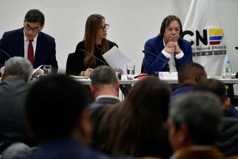 Conflictos entre Comisión de Acusaciones y CNE aplazan la verdad sobre la campaña Petro
