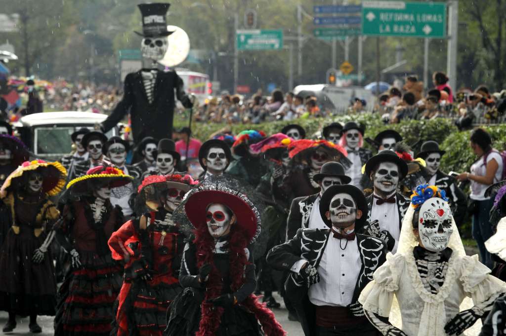 Una de las primeras escenas fue "La Gran Tenochtitlán", que representa el pasado prehispánico de la capital y las rutas migratorios de sus primeros habitantes. / AFP