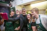 George Clooney visita un café que da empleo a indigentes