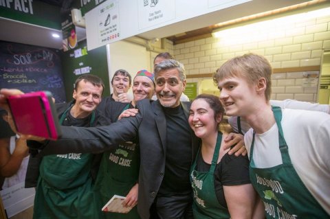 George Clooney visita un café que da empleo a indigentes