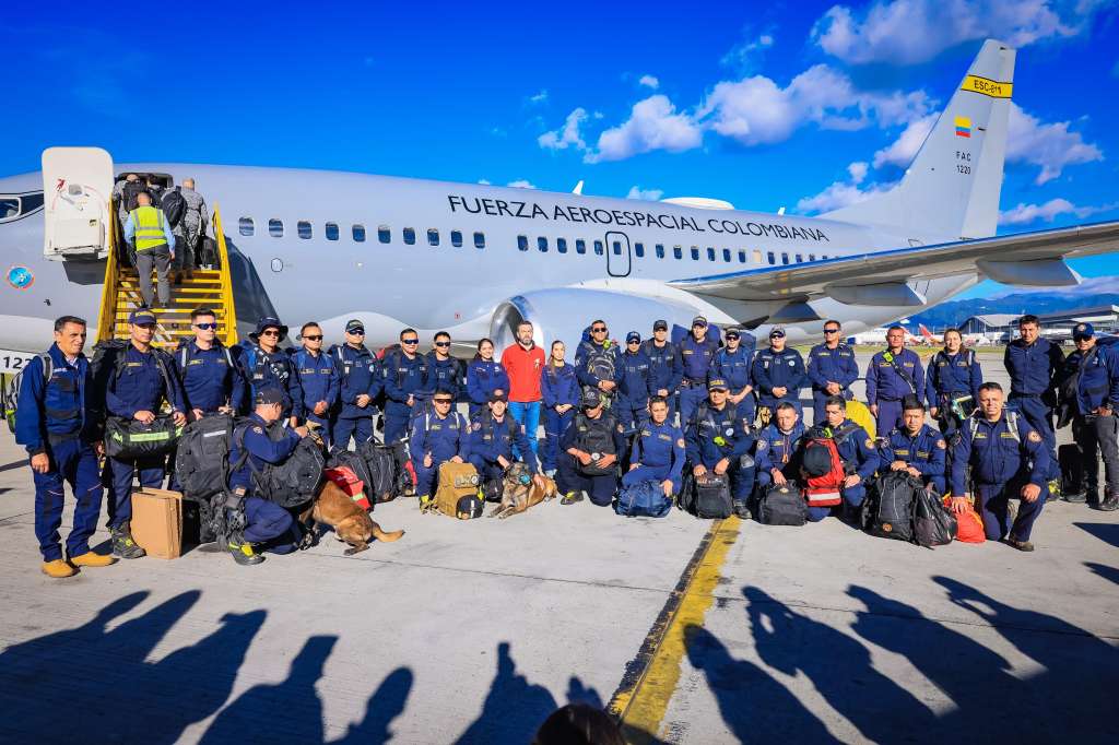 Un equipo de 60 rescatistas salió desde Bogotá rumbo a Cali para apoyar las labores de búsqueda tras el terremoto.