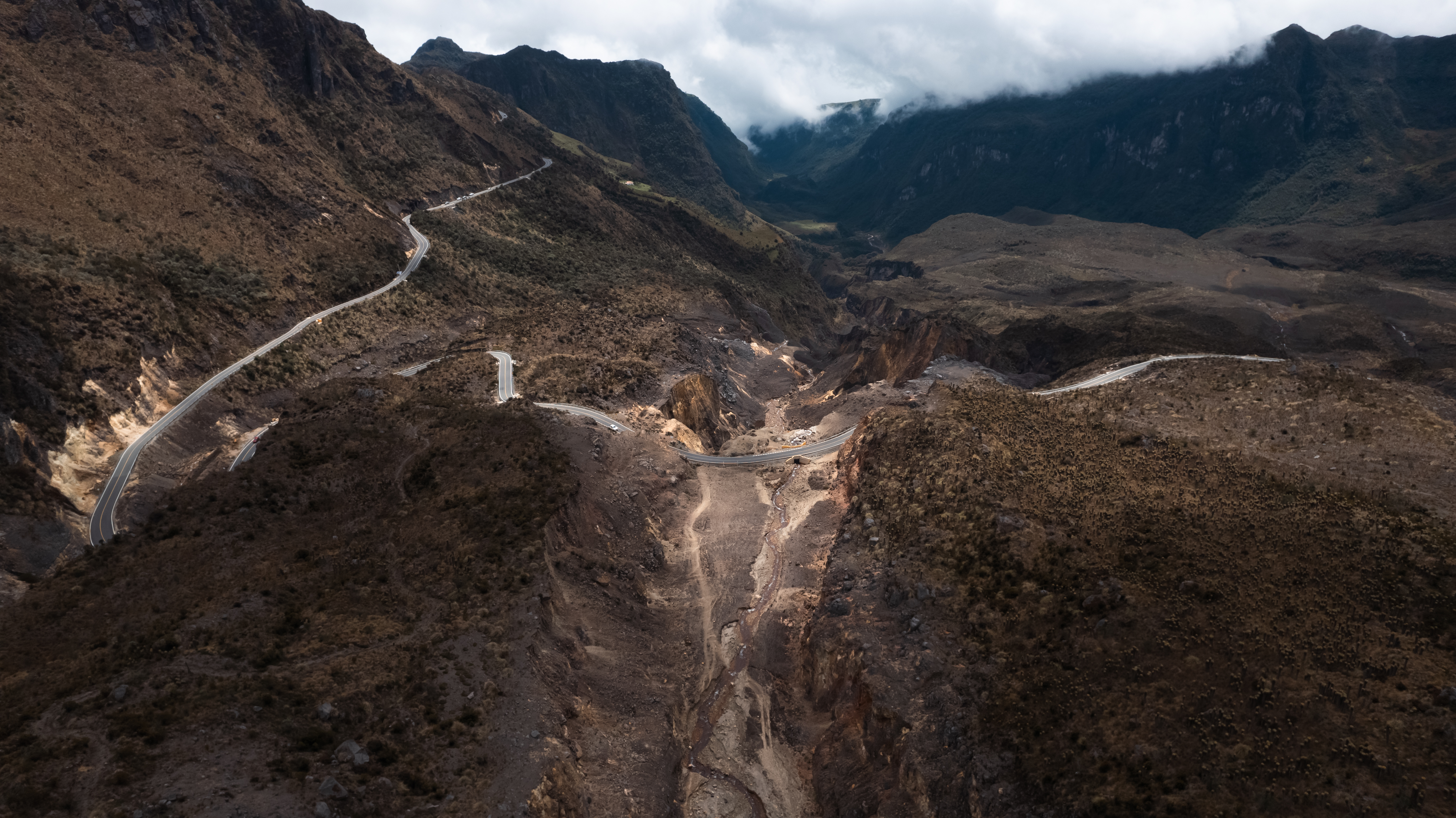 Cañón del río Lagunilla, en las faldas del Nevado del Ruiz. Por este cauce descendieron los flujos de lodo que arrasaron con Armero en 1985. /Santiago Ramírez.