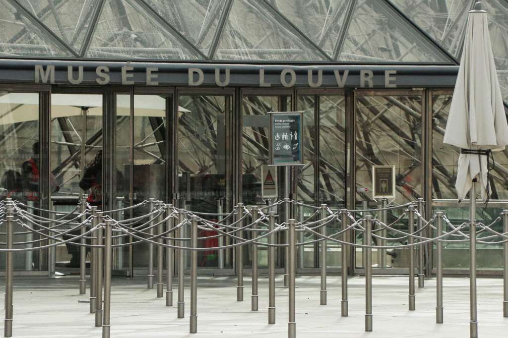 PARÍS, 20/10/2025.-El Museo del Louvre va a permanecer finalmente cerrado al público este lunes después del espectacular robo de joyas de la colección de la corona francesa que sufrió el domingo por la mañana. La decisión del cierre, confirmada a EFE por una portavoz del museo, se ha tomado en el último momento, después de que los visitantes hayan podido acceder desde la entrada de la pirámide a las 9.00 de la mañana, la hora habitual de apertura.EFE/ Edgar Sapiña Manchado