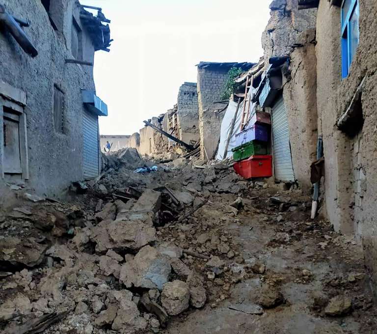 Imagen cortesía de @Alham24992157 / ESN, Agencia de noticias Bakhtar, que muestra edificios dañados tras el terremoto.