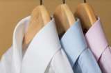 Truco para desmanchar los puños y los cuellos de las camisas sin romperlos