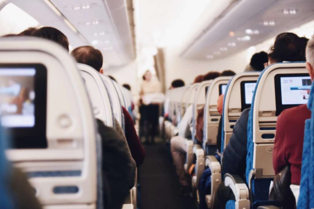La muerte de un pasajero durante un vuelo no es solo un desafío logístico, sino también un recordatorio de nuestra vulnerabilidad como seres humanos. En estos momentos, las aerolíneas deben equilibrar el respeto hacia la persona fallecida con la seguridad y bienestar de los demás a bordo.