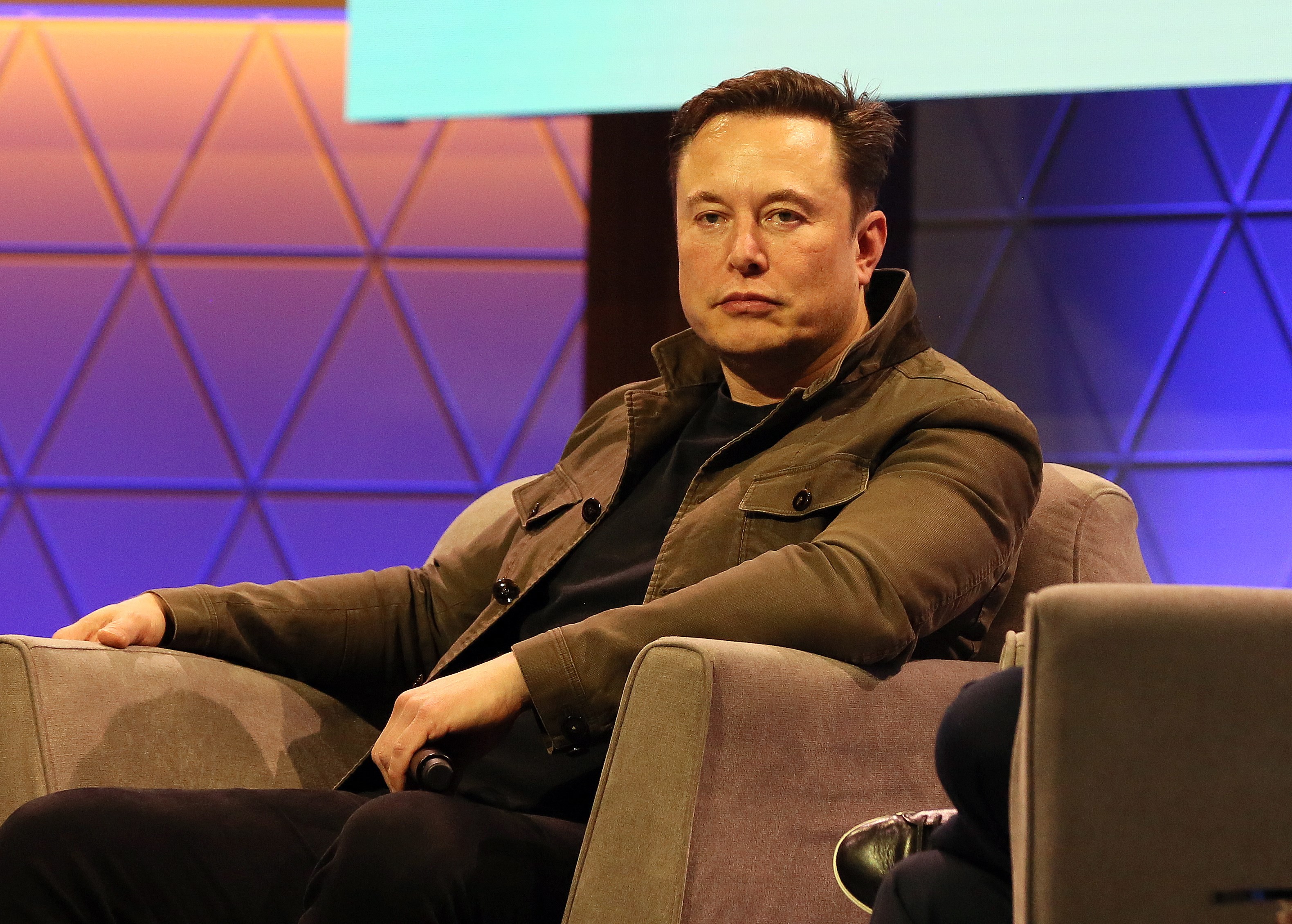 ADX102. LOS ANGELES (ESTADOS UNIDOS), 10/11/2022.- Fotografía de archivo fechada el 13 de junio de 2019 del empresario sudafricano Elon Musk en la conferencia "Conversación de Elon Musk con Todd Howard" durante la exposición Electronic Entertrainment Expo (E3) 2019, en Los Ángeles (Estados Unidos). Hablando del rey de Roma, parece que Elon Musk está necesitando dinero a granel para volver rentable a Twitter. Efectivamente, el empresario vendió 19,5 millones de acciones de Tesla con un valor de 3.950 millones de dólares. Este es uno de los clics tecnológicos de la semana en América. EFE/ Adam S Davis