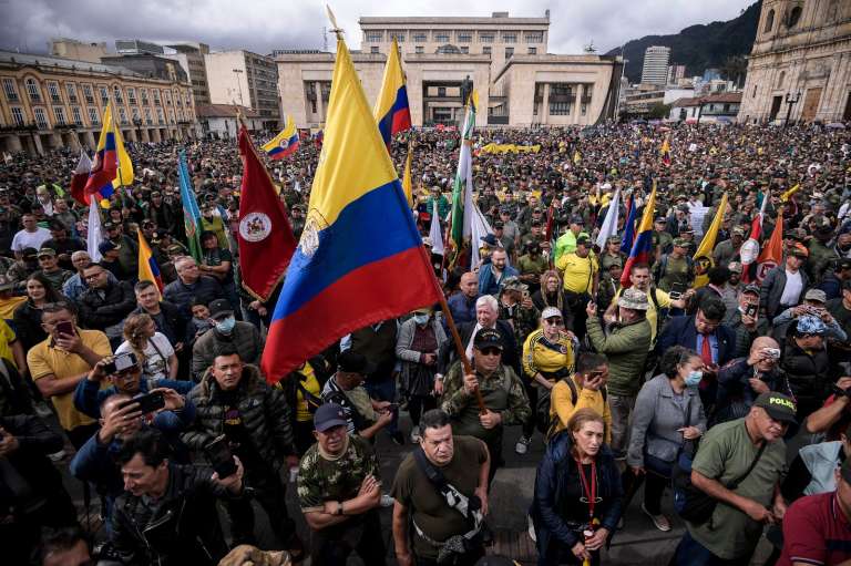 Entre las arengas cantadas en el encuentro los manifestantes rechazaron las propuestas de reforma que involucran a las Fuerzas Armadas, entre ellas el Ejército y la Policía Nacional.