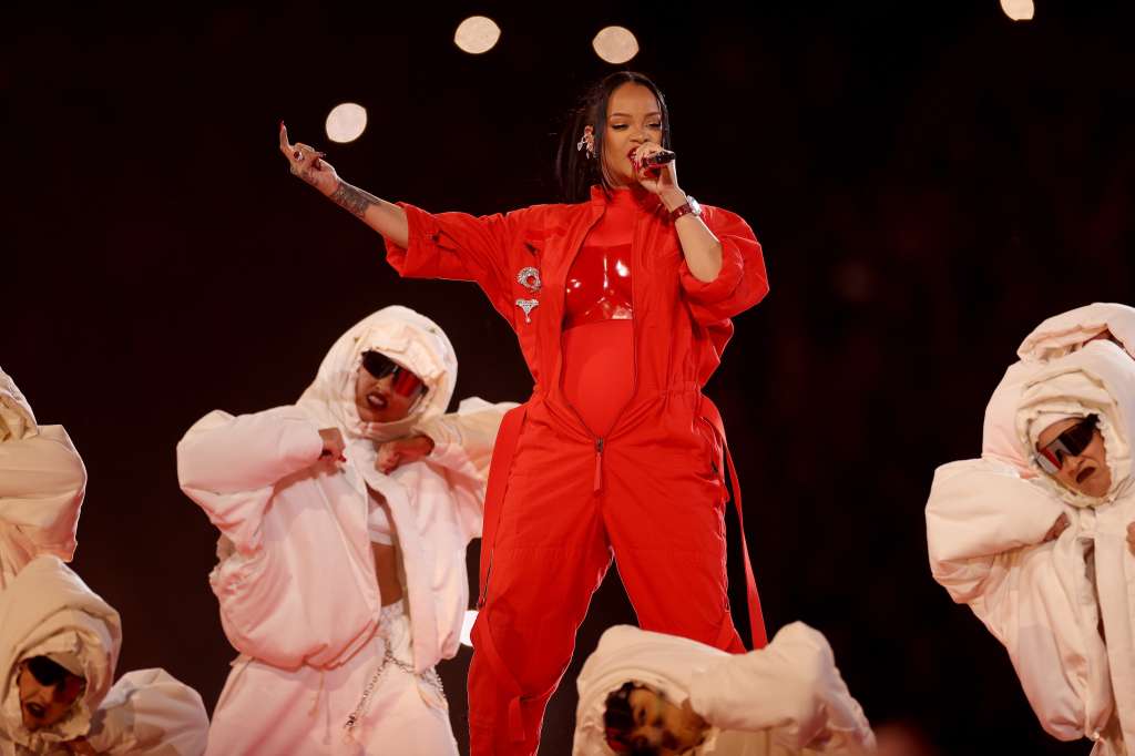 Glendale (United States), 12/02/2023.- Barbadian singer Rihanna performs during halftime of Super Bowl LVII between the AFC champion Kansas City Chiefs and the NFC champion Philadelphia Eagles at State Farm Stadium in Glendale, Arizona, 12 February 2023. The annual Super Bowl is the Championship game of the NFL between the AFC Champion and the NFC Champion and has been held every year since January of 1967. (Estados Unidos, Filadelfia) EFE/EPA/CAROLINE BREHMAN
