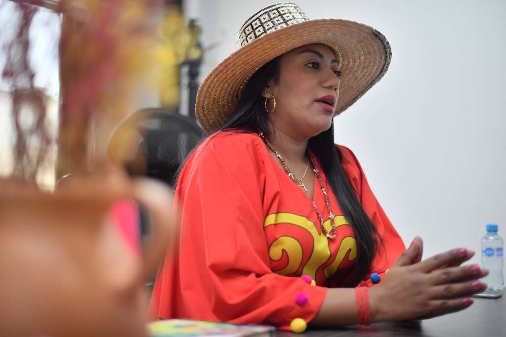 Senadora por el Pacto Histórico, líder indígena del clan Epinayú Epieyú de la comunidad wayú y abogada especialista en derecho ambiental.