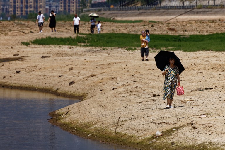 Ola de calor récord en China: pobladores se refugian en estaciones subterráneas