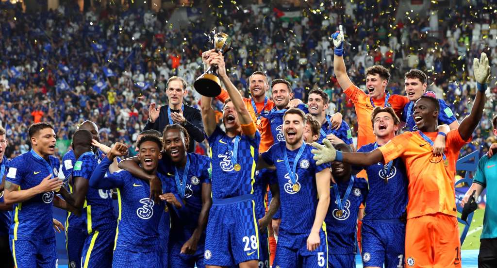 Abu Dhabi (United Arab Emirates), 12/02/2022.- Chelsea players celebrate with the trophy after winning the FIFA Club World Cup 2021 final soccer match between Chelsea FC and SE Palmeiras in Abu Dhabi, United Arab Emirates, 12 February 2022. (Mundial de Fútbol, Emiratos Árabes Unidos) EFE/EPA/ALI HAIDER