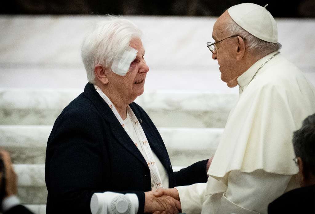 El Papa Francisco (derecha) saluda a la hermana Patricia Murray durante el Sínodo de los Obispos en el Aula Pablo VI del Vaticano