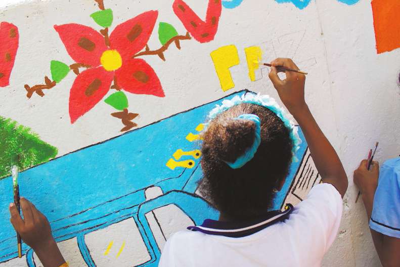 Como parte de una medida de satisfacción dentro del plan de reparación, una niña zipacoera plasmó la paz en un mural del pueblo. / Germán Gómez Polo - El Espectador