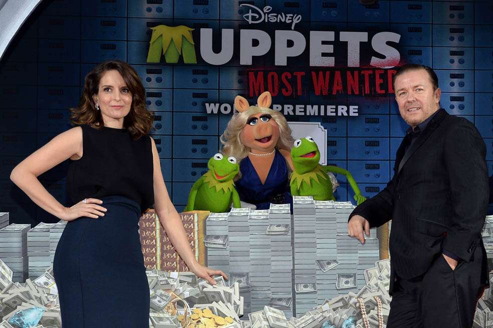 La actriz Tina Fey, Constantine, Miss Piggy, la rana Kermit y Ricky Gervais durante el estreno del filme, el 11 de marzo. / Disney International Studios