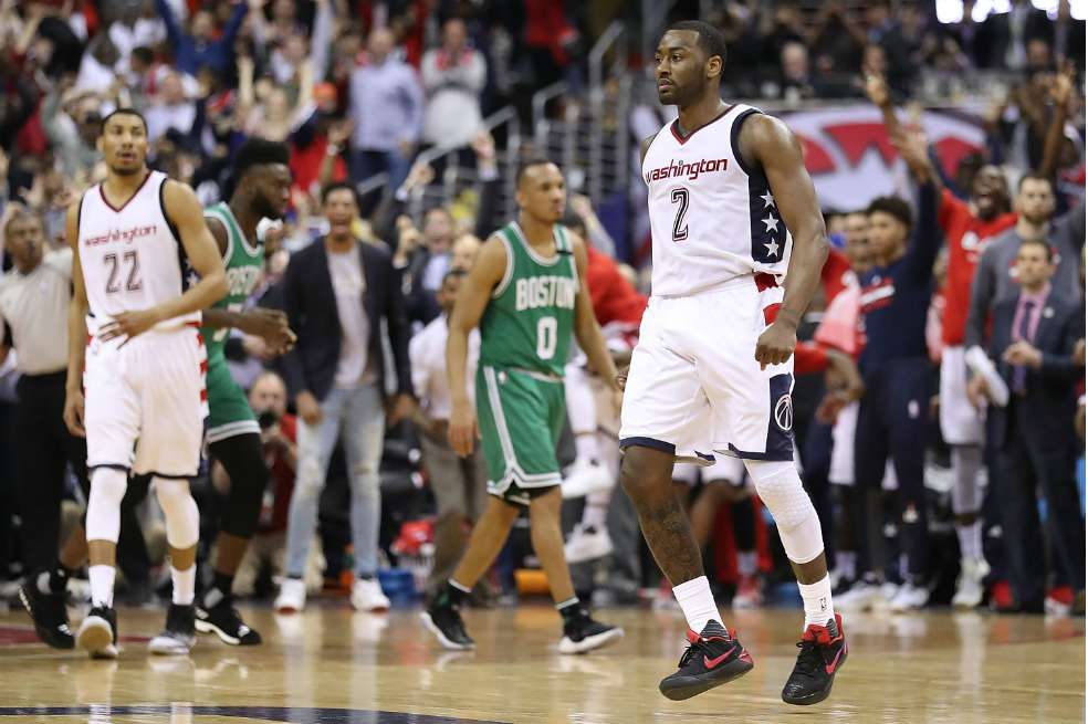 John Wall (d), número 2 de los Washington Wizards, convirtió el triple que le dio el agónico triunfo a su quinteto. / AFP