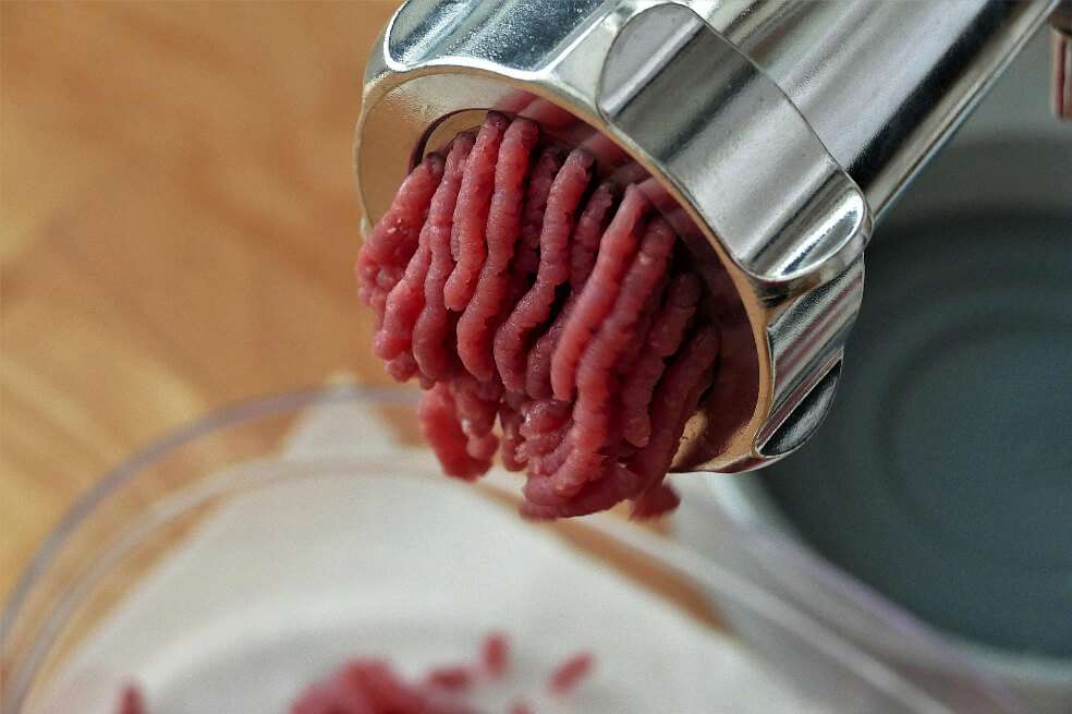 La carne roja procesada o sin procesar, como la de cerdo, res, cordero y cabra, es un producto que debería ser tachado de la dieta porque se asocia  con el mayor aumento en el riesgo de enfermedades. / Pixabay