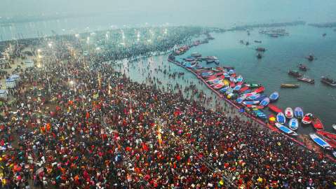 El auge turístico y comercial del multitudinario festival Kumbh Mela