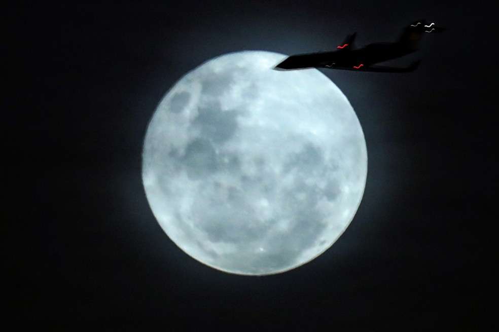 Vista de la luna llena en Montevideo (Uruguay).