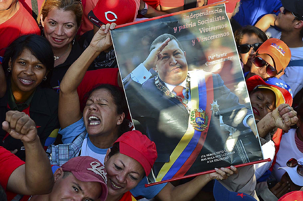 En el funeral de Hugo Chávez, el 8 de marzo de 2013 en Caracas, millones de personas prometieron seguir apoyando al chavismo. Hoy permanecen fieles. / AFP