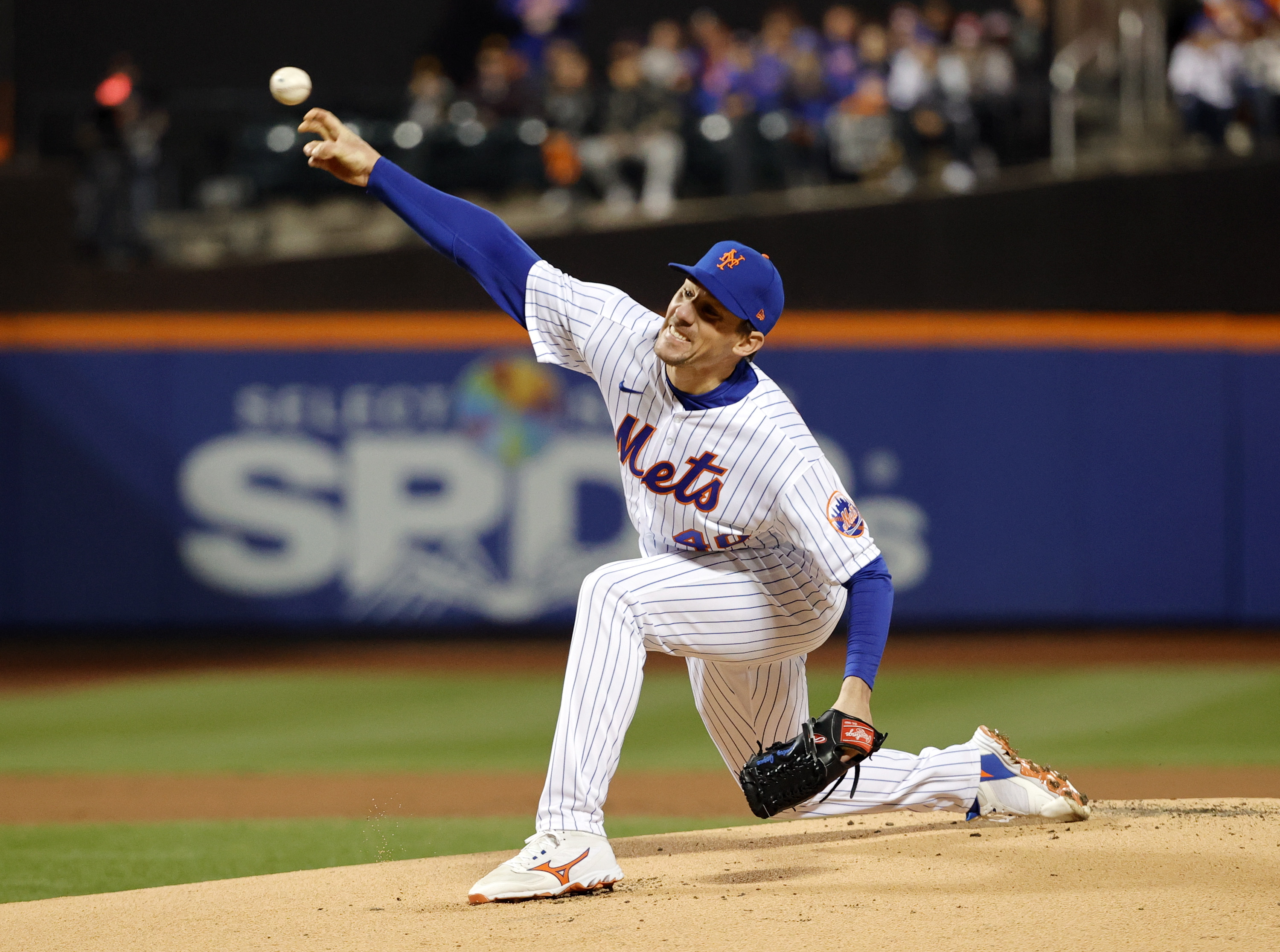 Queens (United States), 09/10/2022.- New York Mets starting pitcher Chris Bassitt throws to the San Diego Padres in the first inning of the MLB Wild Card series baseball game between between the San Diego Padres and the New York Mets at Citi Field in the Queens borough of New York, New York, USA, 09 October 2022. (Estados Unidos, Nueva York) EFE/EPA/JASON SZENES