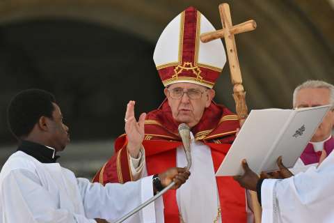El papa cancela su presencia en el Vía Crucis del Coliseo de Roma debido al frío