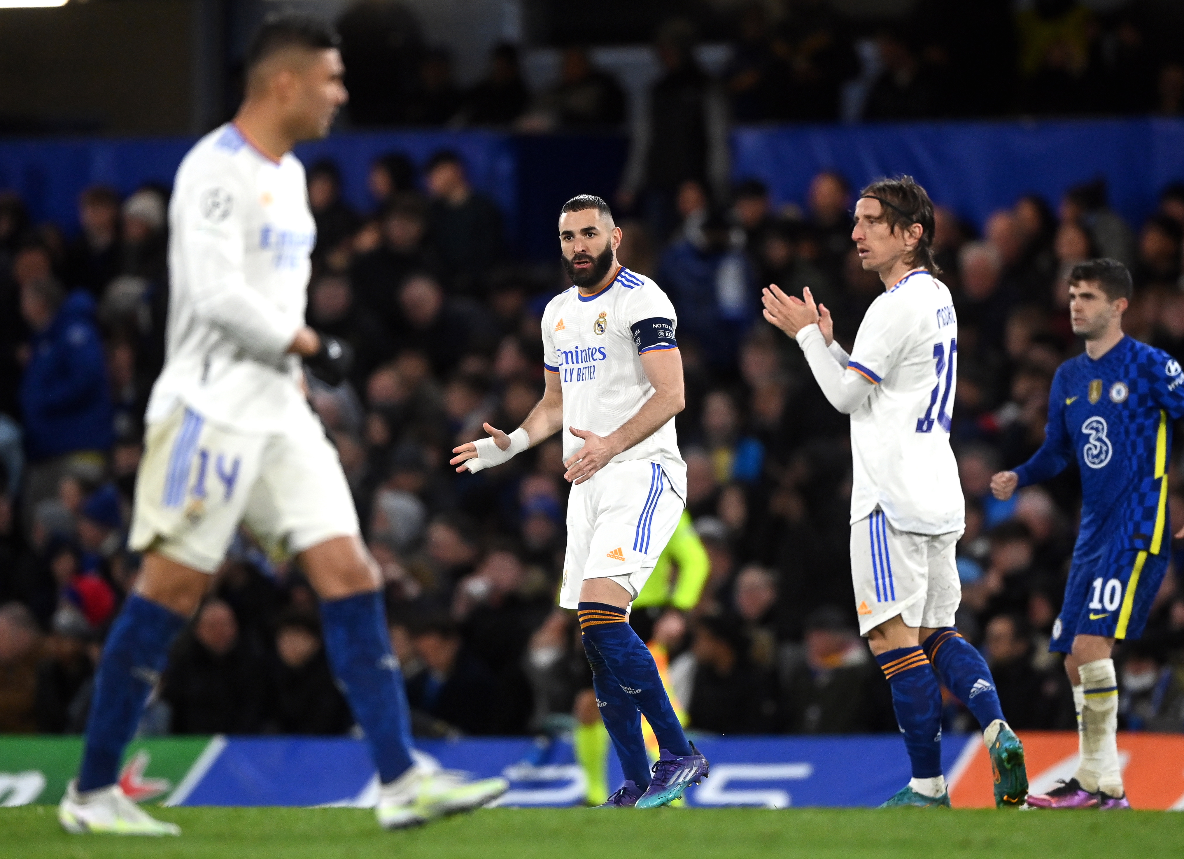 London (United Kingdom), 06/04/2022.- Real Madrid's Karim Benzema (C) celebrates with teammates after scoring the 3-1 lead during the UEFA Champions League quarter final, first leg soccer match between Chelsea FC and Real Madrid in London, Britain, 06 April 2022. (Liga de Campeones, Reino Unido, Londres) EFE/EPA/NEIL HALL