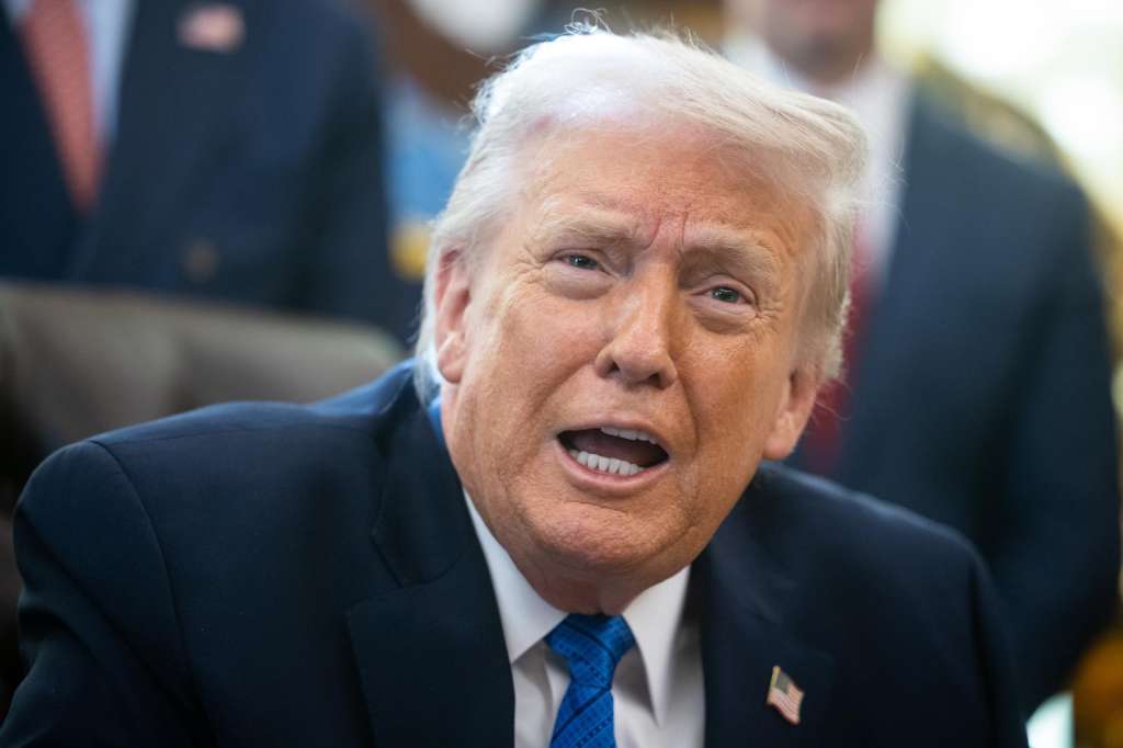 Washington (United States), 30/01/2026.- US President Donald Trump signs executive orders in the Oval Office at the White House, Washington, DC, USA, 30 January 2026. EFE/EPA/FRANCIS CHUNG / POOL