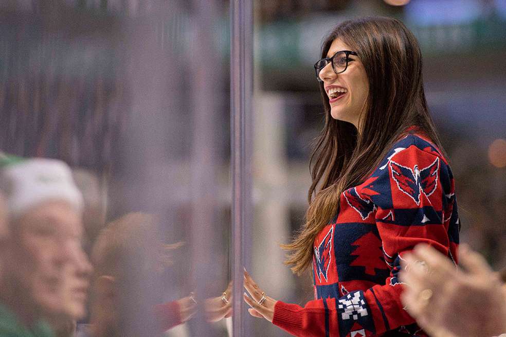 19 de diciembre de 2017; Dallas, TX, Estados Unidos; La personalidad de las redes sociales Mia Khalifa mira el partido entre las estrellas de Dallas y las capitales de Washington en el American Airlines Center. Las capitales derrotan a las estrellas 4-3 en tiempo extra. Crédito obligatorio: Jerome Miron-USA TODAY Sports / Sipa USA